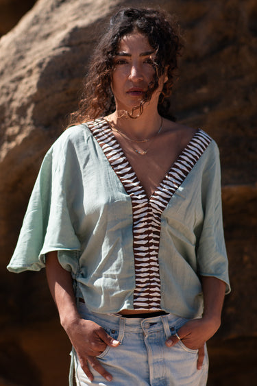 Blusa Laya blusa étnica algodão menta mangas kimono galão tribal castanho Raja Pura - vista retrato frente