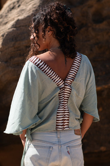 Blusa Laya blusa étnica algodão menta mangas kimono galão tribal castanho Raja Pura - vista retrato costas