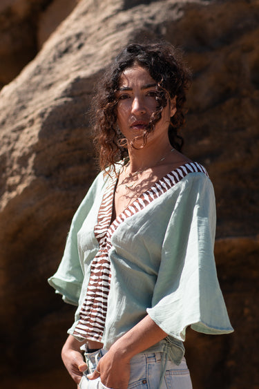 Blusa Laya blusa étnica algodão menta mangas kimono galão tribal castanho Raja Pura - vista retrato 3/4