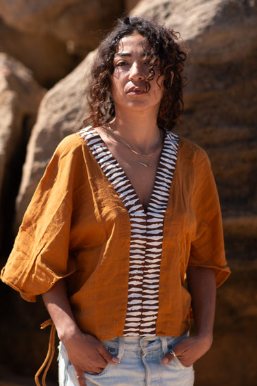 Blusa Laya blusa étnica algodão castanho mangas kimono galão tribal castanho Raja Pura - vista retrato frente