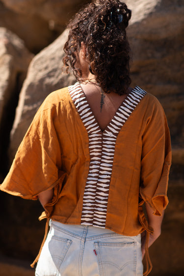 Blusa Laya blusa étnica algodão castanho mangas kimono galão tribal castanho Raja Pura - vista retrato costas