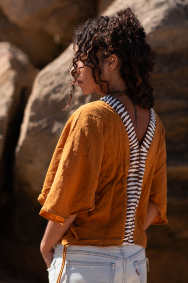 Blusa Laya blusa étnica algodão castanho mangas kimono galão tribal castanho Raja Pura - vista retrato costas 3/4