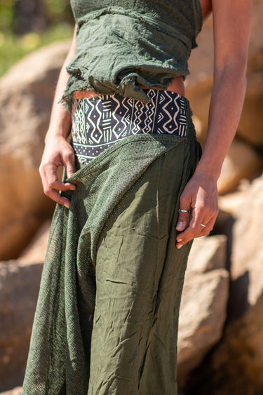 Calças Rumi étnicas algodão verde cinta detalhe geométrico tribal Raja Pura - vista detalhes