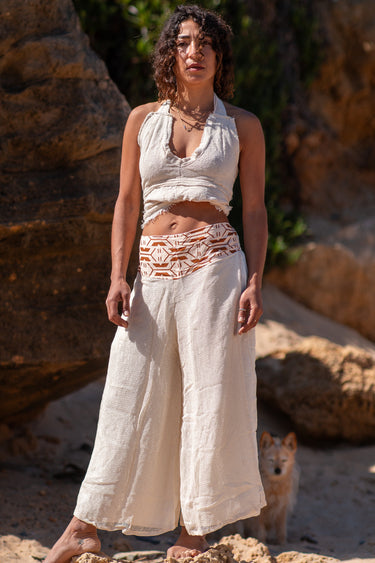Calças Rumi étnicas algodão branca cinta detalhe geométrico tribal Raja Pura - vista corpo inteiro frente