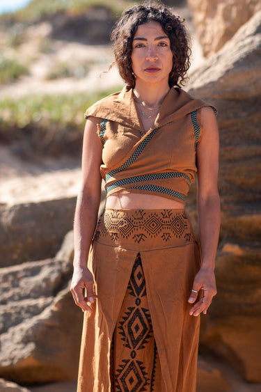 Colete Inca étnico algodão castanho capuz fitas cruzadas tribal chevron Raja Pura - vista frente