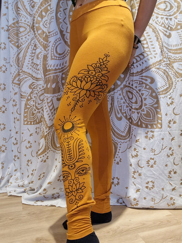 Leggings Mati yoga algodão amarelo mostarda screen print artesanal lótus sol olho místico Raja Pura - vista de lado