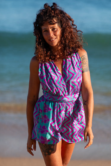 Macacão Leela curto seda sari reciclado roxo e azul chevron decote V cintura elástica Raja Pura - vista retrato frente