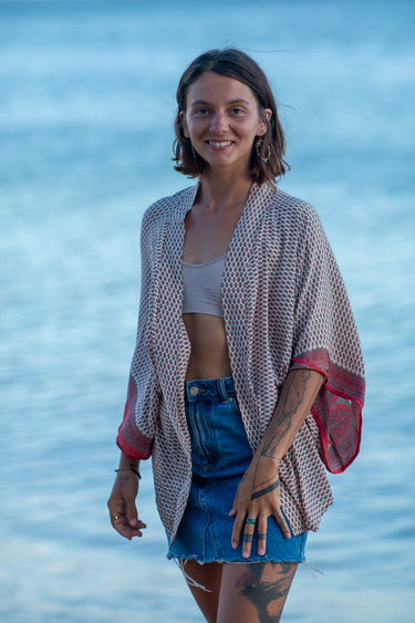 Quimono Aura curto seda sari reciclado bege e rosa mangas amplas abertura frontal praia Raja Pura - vista retrato frente