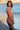 Quimono Aura curto seda sari reciclado salmão mangas amplas abertura frontal praia Raja Pura - vista retrato lado