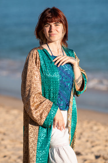 Quimono Devi longo sari reciclado padrão geométrico amarelo e azul dourado reversível aberto praia Raja Pura - vista retrato frente