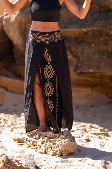 Saia Inca maxi étnica algodão preta block print tribal wrap Raja Pura vista pormenor frente