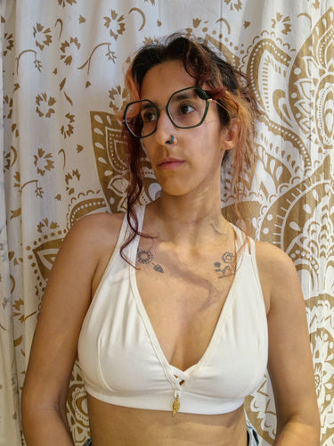 Top Boondi yoga halter viscose algodão branco nó central pendente dourado Raja Pura - vista de frente