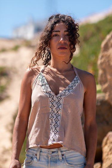 Top Indra étnico halter algodão areia bordado geométrico tribal Raja Pura - vista retrato frente