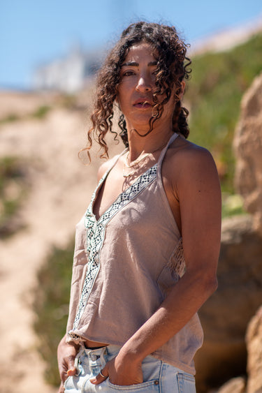 Top Indra étnico halter algodão areia bordado geométrico tribal Raja Pura - vista retrato 3/4