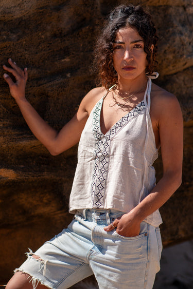 Top Indra étnico halter algodão branco bordado geométrico tribal Raja Pura - vista retrato frente