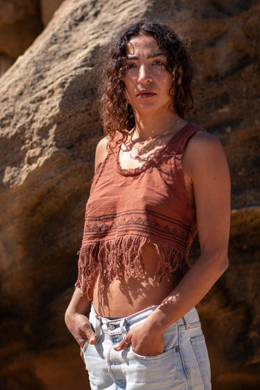 Top Kora crop étnico algodão tijolo block print tribal franjas artesanais Raja Pura - vista retrato lado