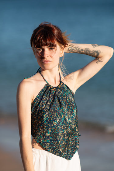 Top Vega crop halter seda sari reciclado turquesa padrão geométrico tribal reflexos metálicos azul roxo Raja Pura - vista retrato frente