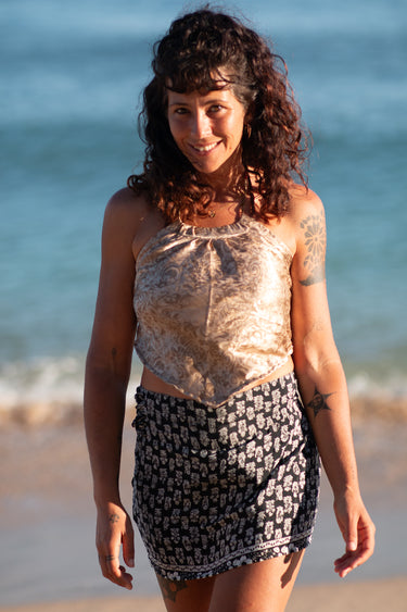 Top Vega crop halter seda sari reciclado bege padrão geométrico tribal reflexos metálicos prata Raja Pura - vista retrato frente