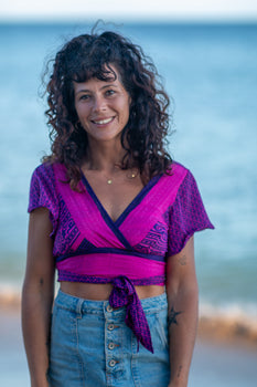 Top Vera crop seda sari reciclado vermelho paisley roxo mangas babados decote wrap laço cintura Raja Pura - vista retrato frente