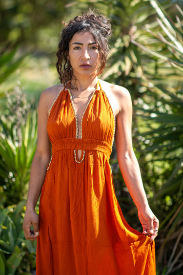 Vestido Agni maxi étnico terracota algodão natural contas douradas Raja Pura - vista retrato frente