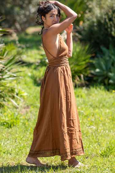 Vestido Ananda maxi étnico algodão musselina castanho tribal Raja Pura - vista corpo inteiro lado