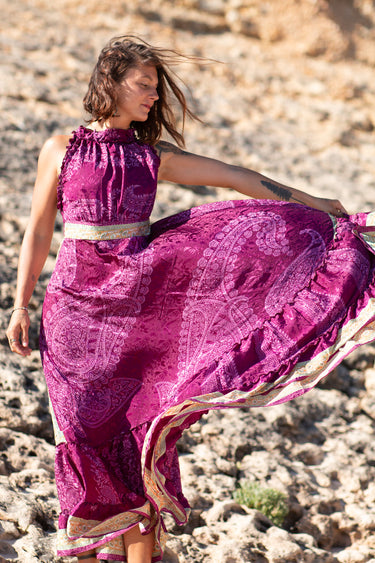 Vestido Gulabi maxi seda sari reciclado magenta fúcsia paisley gola franzida babados volume dramático Raja Pura - vista corpo inteiro frente