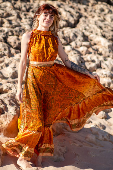 Vestido Gulabi maxi seda sari reciclado amarelo dourado paisley gola franzida babados volume dramático Raja Pura - vista corpo inteiro lado frente