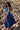 Vestido Gulabi maxi seda sari reciclado azul e roxo paisley gola franzida babados volume dramático Raja Pura - vista corpo inteiro lado