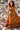 Vestido Gulabi maxi seda sari reciclado amarelo e preto paisley gola franzida babados volume dramático Raja Pura - vista corpo inteiro frente