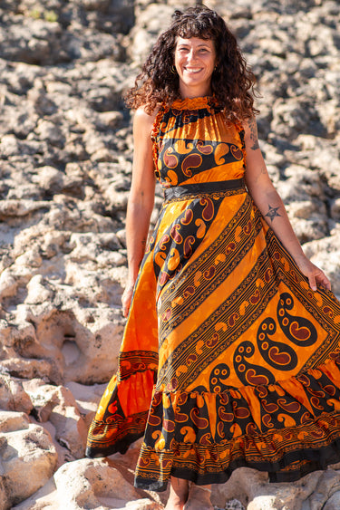 Vestido Gulabi maxi seda sari reciclado amarelo e preto paisley gola franzida babados volume dramático Raja Pura - vista corpo inteiro frente