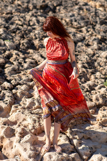 Vestido Gulabi maxi seda sari reciclado vermelho paisley gola franzida babados volume dramático Raja Pura - vista corpo inteiro frente