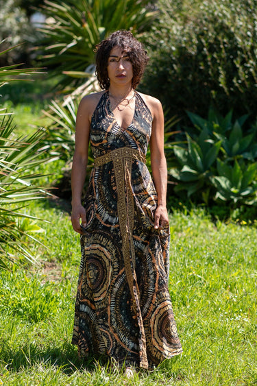 Vestido Kali maxi étnico seda padrão tribal mandala tons de castanho decote halter Raja Pura - vista corpo inteiro frente