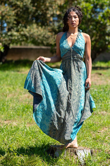 Vestido Kali maxi étnico seda padrão tribal mandala tons de azuis decote halter Raja Pura - vista corpo inteiro frente