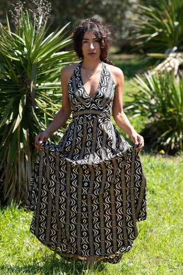Vestido Kali maxi étnico seda padrão tribal mandala preto e branco decote halter Raja Pura - vista corpo inteiro frente