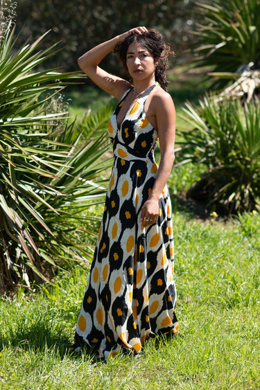 Vestido Kali maxi étnico seda padrão tribal mandala preto, branco e amarelo decote halter Raja Pura - vista corpo inteiro lado 3/4