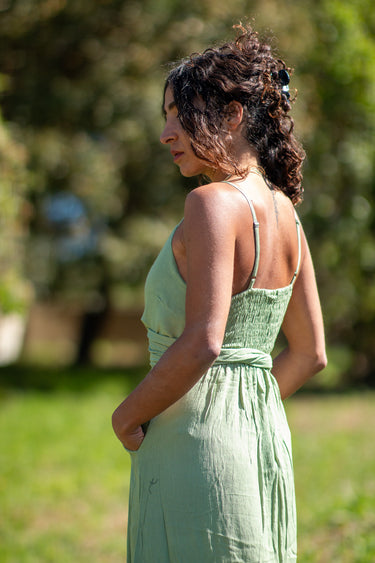 Vestido Pradera maxi étnico algodão crepe cor menta alças finas Raja Pura - vista retrato lado