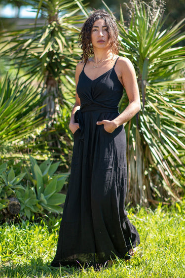 Vestido Pradera maxi étnico algodão crepe cor preto alças finas Raja Pura - vista corpo inteiro 3/4