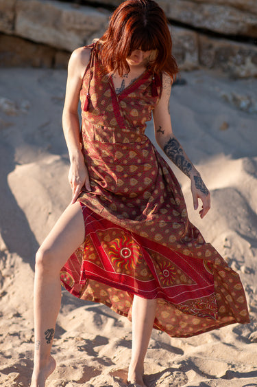 Vestido Prana maxi seda sari reciclado bordô dourado padrão floral fenda lateral borlas Raja Pura - vista corpo inteiro frente