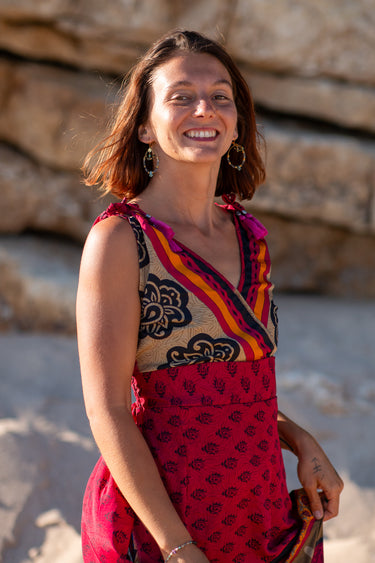 Vestido Prana maxi seda sari reciclado bordô, bege e preto padrão floral fenda lateral borlas Raja Pura - vista retrato frente