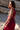 Vestido Prana maxi seda sari reciclado bordô, bege e preto padrão floral fenda lateral borlas Raja Pura - vista retrato lado costas