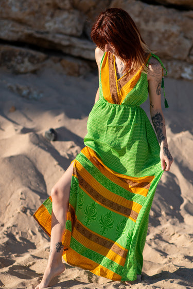 Vestido Prana maxi seda sari reciclado verde fenda lateral borlas Raja Pura - vista corpo inteiro frente