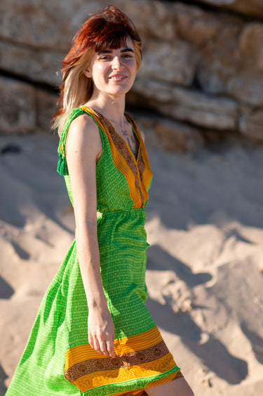 Vestido Prana maxi seda sari reciclado verde fenda lateral borlas Raja Pura - vista corpo inteiro lado