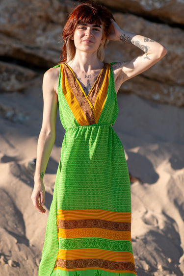 Vestido Prana maxi seda sari reciclado verde fenda lateral borlas Raja Pura - vista corpo inteiro frente