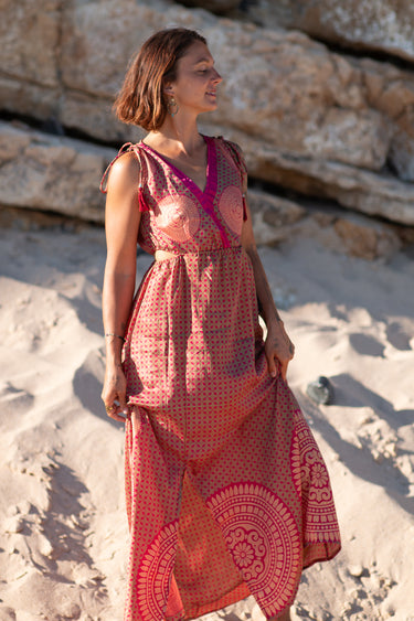 Vestido Prana maxi seda sari reciclado rosa padrão floral fenda lateral borlas Raja Pura - vista corpo inteiro frente