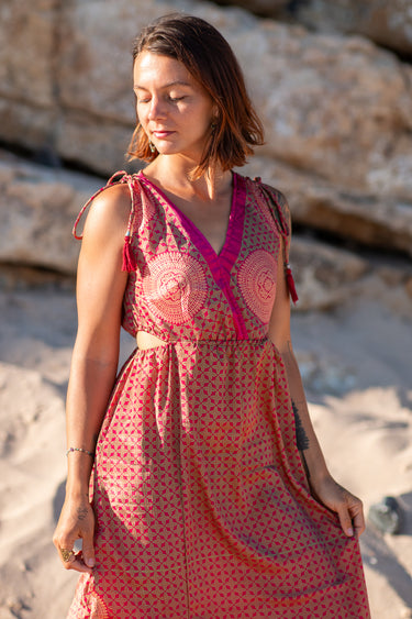Vestido Prana maxi seda sari reciclado rosa padrão floral fenda lateral borlas Raja Pura - vista retrato frente