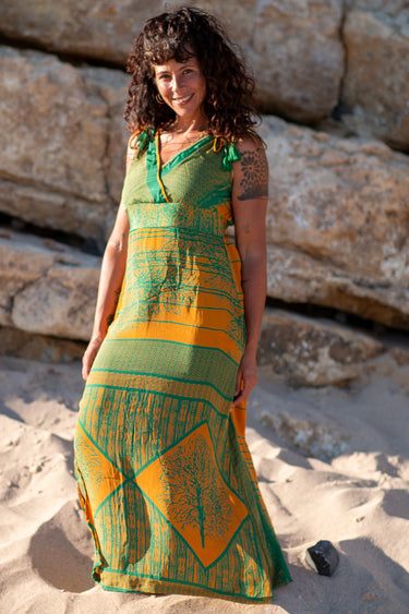 Vestido Prana maxi seda sari reciclado verde e amarelo padrão floral fenda lateral borlas Raja Pura - vista corpo inteiro frente
