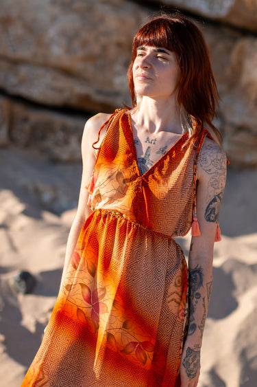 Vestido Prana maxi seda sari reciclado laranja padrão floral fenda lateral borlas Raja Pura - vista retrato frente
