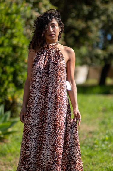 Vestido Priya maxi étnico padrão leopardo algodão gola enrolada Raja Pura - vista corpo inteiro frente