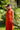 Vestido Priya maxi étnico cor terracota algodão gola enrolada Raja Pura - vista retrato 3/4