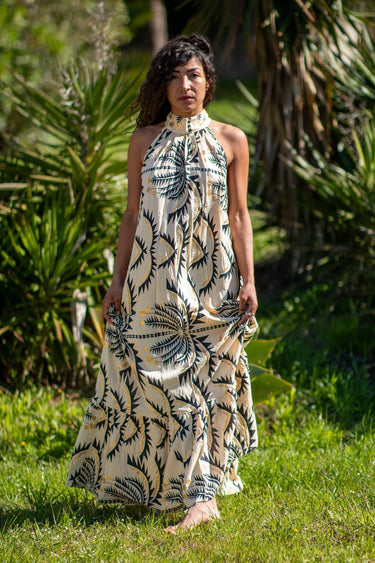Vestido Priya maxi étnico padrão tropical algodão gola enrolada Raja Pura - vista corpo inteiro frente